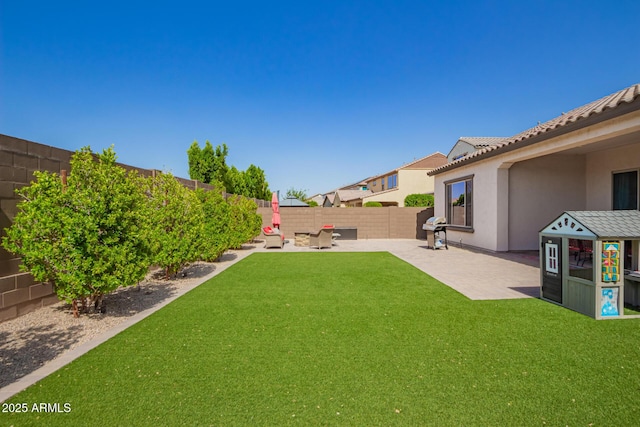 view of yard featuring a patio area