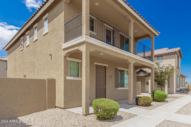 view of front of property featuring a balcony