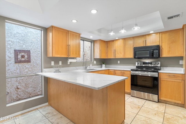 kitchen featuring electric stove, a peninsula, a tray ceiling, black microwave, and a sink