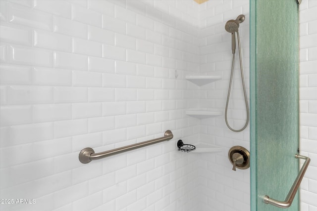 bathroom featuring tiled shower