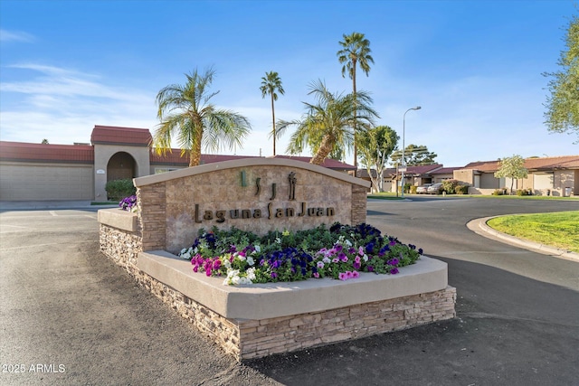 community / neighborhood sign featuring a residential view