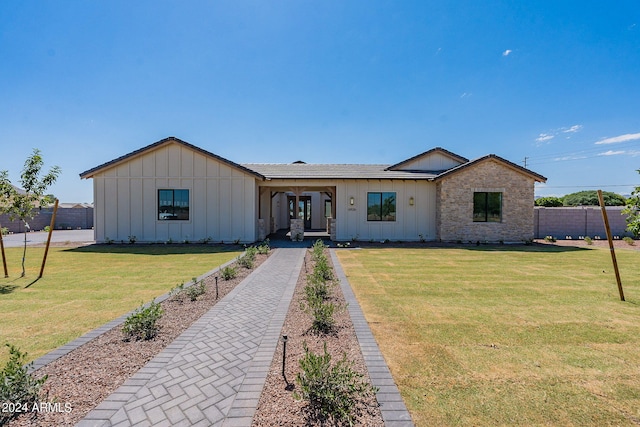 view of front of home featuring a front yard