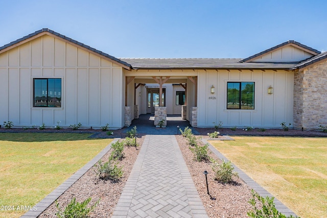 view of front of house featuring a front lawn