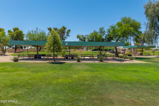 view of property's community featuring a lawn