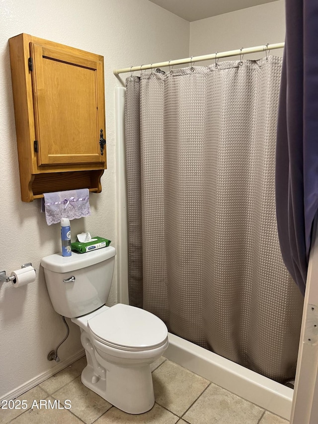 100 N Lariat Way, Payson, AZ 85541 - full bath featuring tile patterned floors, toilet, and a shower with shower curtain