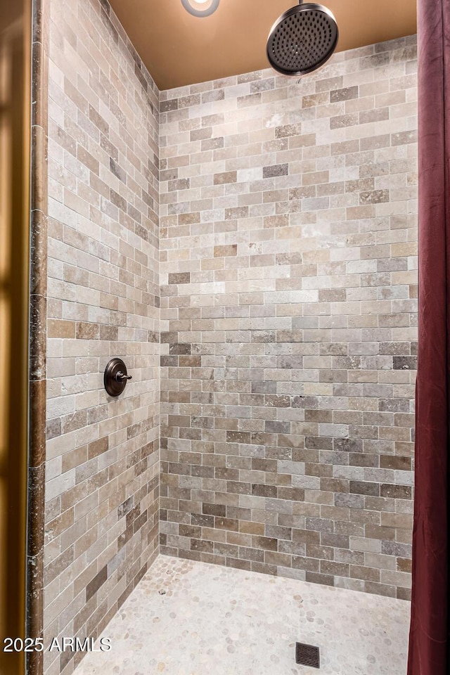 bathroom featuring tiled shower