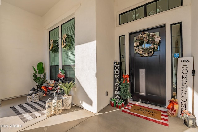 property entrance featuring stucco siding