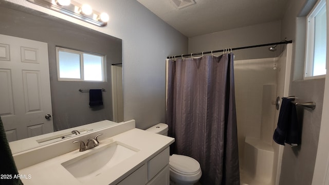 full bathroom featuring a shower with curtain, toilet, vanity, and visible vents