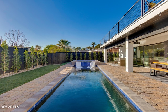 view of swimming pool featuring ceiling fan, a jacuzzi, an outdoor hangout area, pool water feature, and a patio