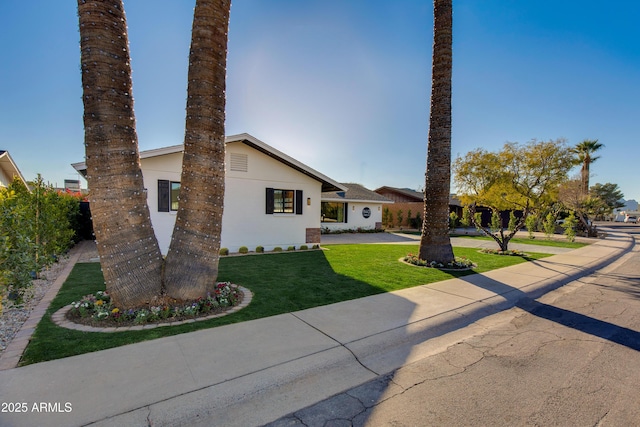 view of front facade with a front yard