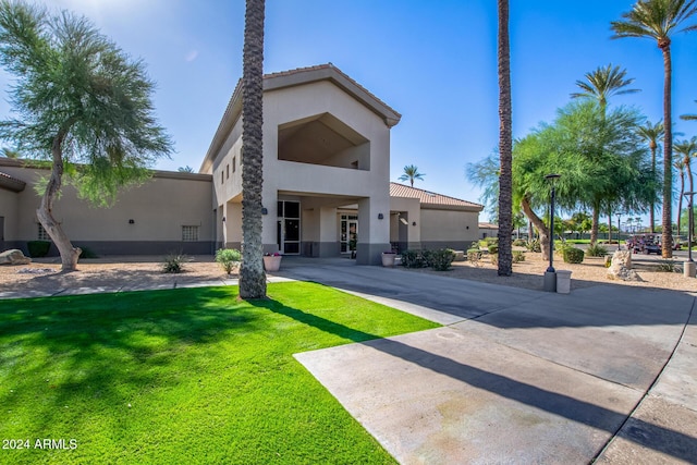 view of front of property featuring a front yard