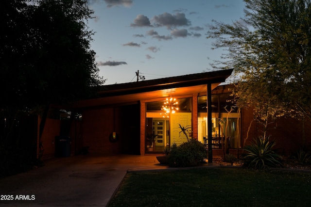 712 W Vernon Ave, Phoenix, AZ 85007 - view of front of house featuring a porch, concrete driveway, and a front lawn