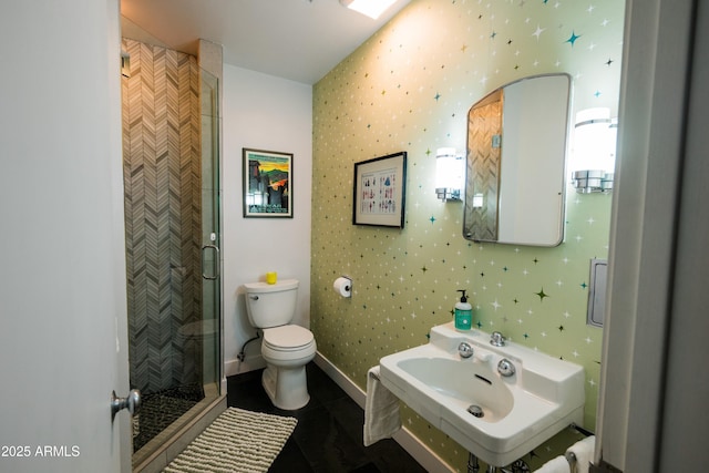 712 W Vernon Ave, Phoenix, AZ 85007 - full bathroom featuring toilet, a stall shower, tile patterned flooring, baseboards, and wallpapered walls