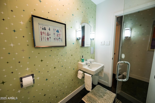 712 W Vernon Ave, Phoenix, AZ 85007 - bathroom featuring baseboards, a shower stall, and wallpapered walls