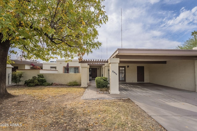 view of front facade featuring a carport