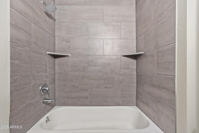 bathroom with tiled shower / bath combo