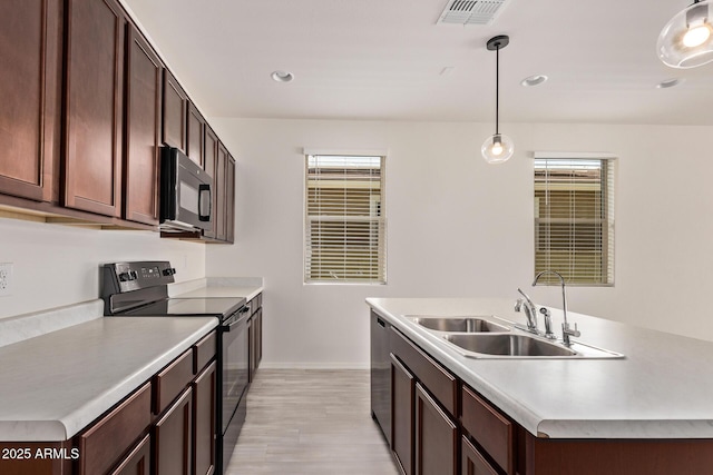 1268 E Jahns Dr, Casa Grande, AZ 85122 - kitchen featuring visible vents, a sink, baseboards, light countertops, and black appliances