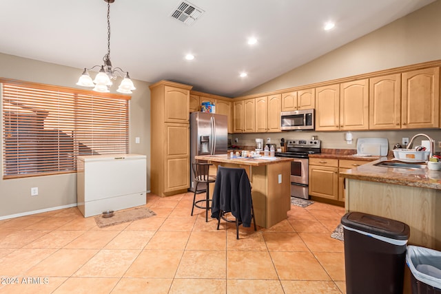 kitchen with stainless steel appliances, sink, an inviting chandelier, a kitchen island, and lofted ceiling