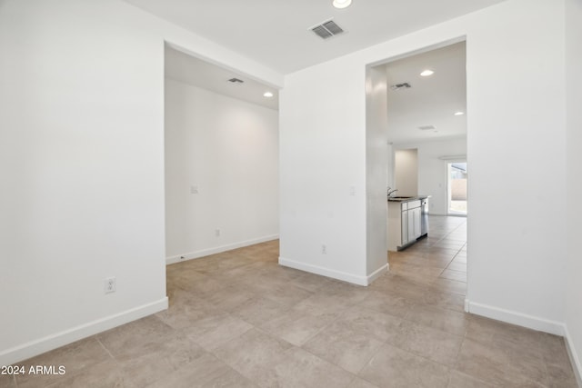 empty room featuring recessed lighting, visible vents, and baseboards