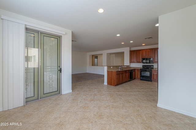 kitchen with a peninsula, a sink, visible vents, open floor plan, and black appliances