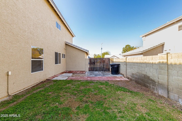 view of yard featuring a patio