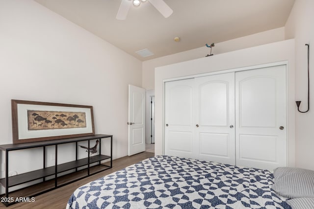 bedroom featuring ceiling fan, dark hardwood / wood-style floors, a closet, and vaulted ceiling