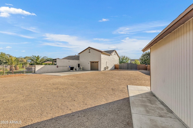 view of yard featuring an outdoor structure and a patio area