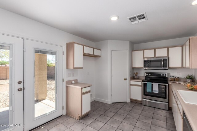 kitchen with visible vents, light countertops, and stainless steel appliances