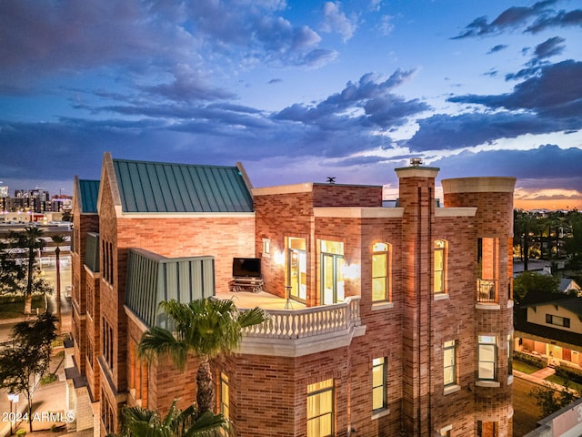 view of front of home featuring a balcony and an outdoor kitchen