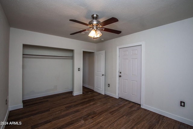 unfurnished bedroom with a textured ceiling, dark hardwood / wood-style flooring, ceiling fan, and a closet