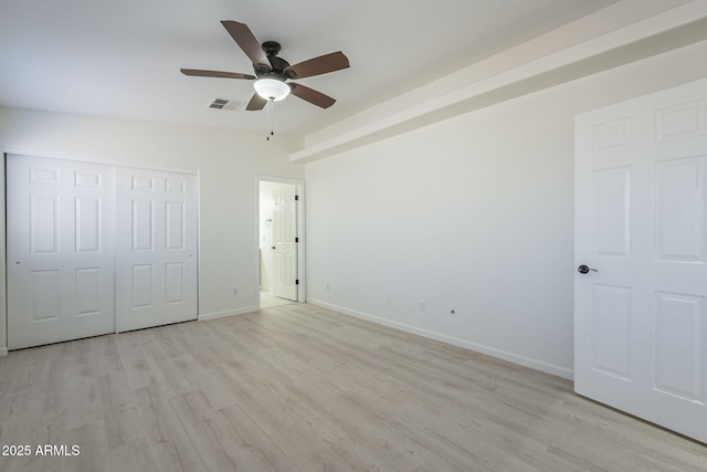 unfurnished bedroom featuring light wood-type flooring, a closet, and ceiling fan