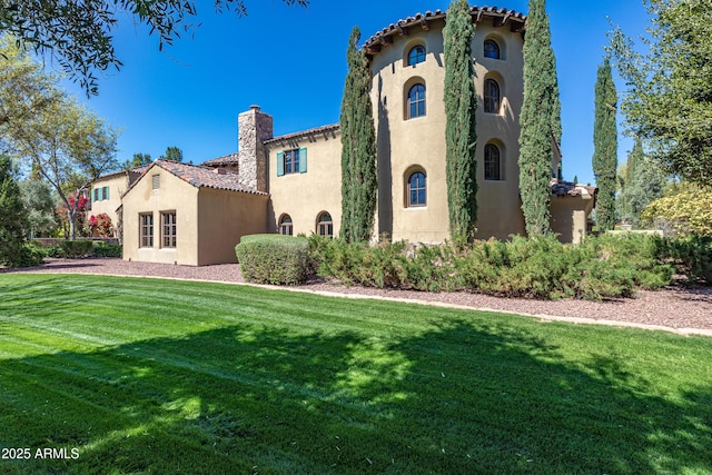 back of house featuring a lawn