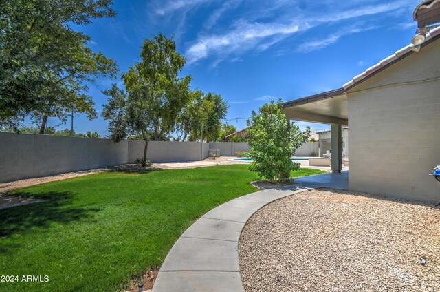 view of yard featuring a patio