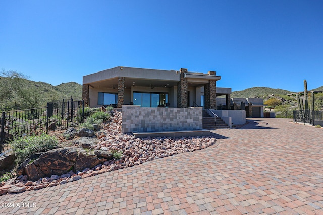 view of front of property featuring a mountain view