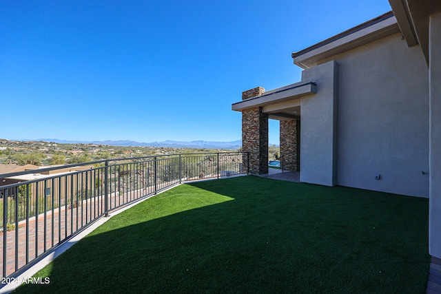 view of yard featuring a mountain view