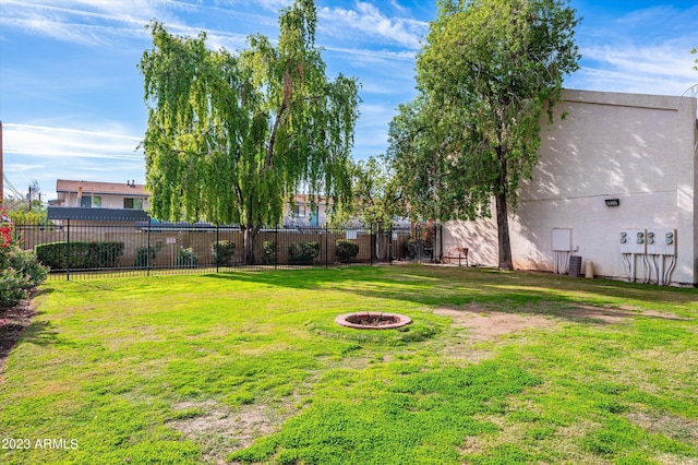 view of yard featuring a fire pit