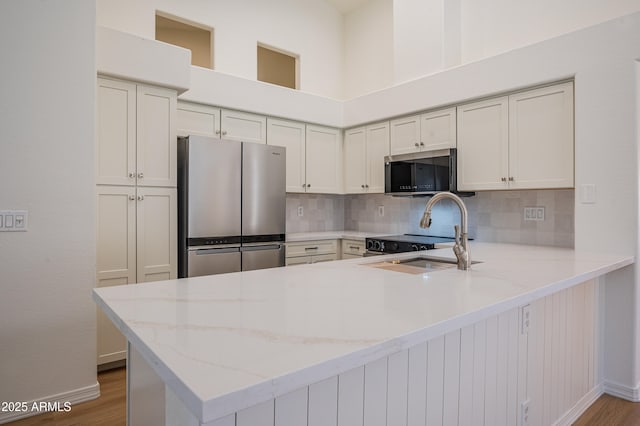 866 W Geronimo St, Chandler, AZ 85225 - kitchen with freestanding refrigerator, a peninsula, backsplash, and baseboards