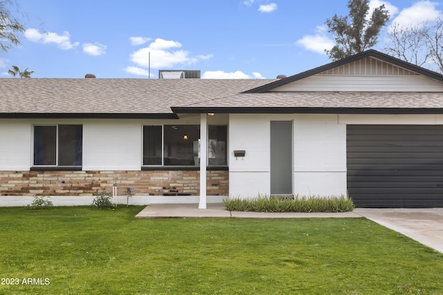 view of front of house featuring a garage and a front lawn