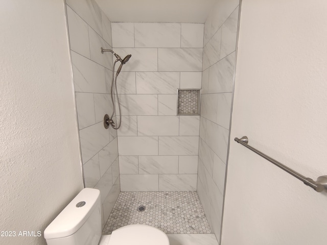 3208 W Bloomfield Rd, Phoenix, AZ 85029 - full bathroom with toilet, tiled shower, and a textured wall
