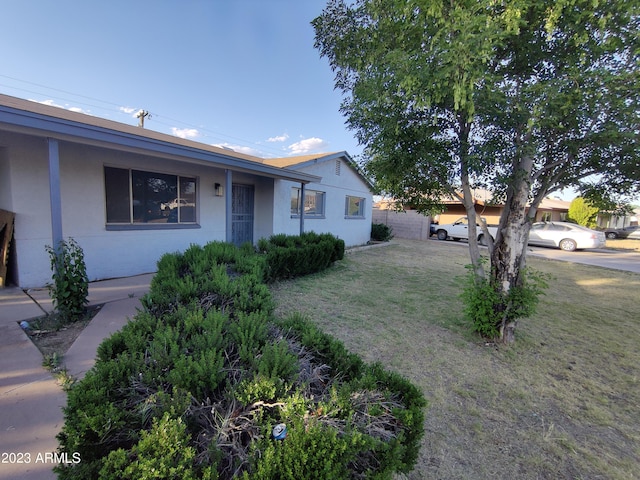3208 W Bloomfield Rd, Phoenix, AZ 85029 - view of front facade featuring stucco siding and a front lawn