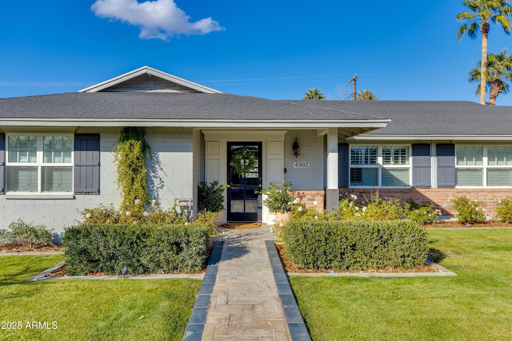 single story home with a front lawn