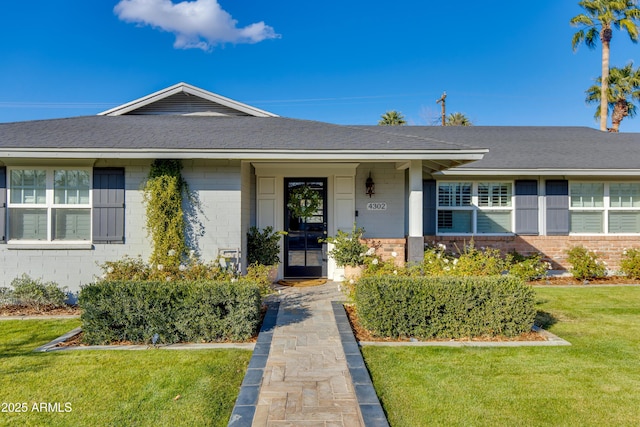 single story home with a front lawn