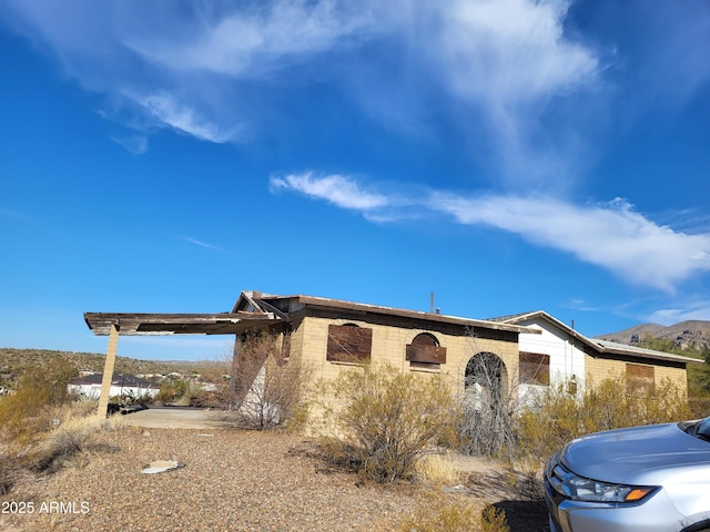 view of front of home featuring a mountain view