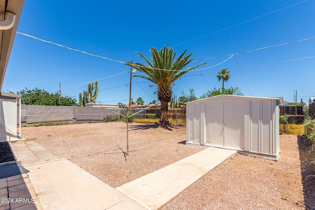 view of yard featuring a storage shed