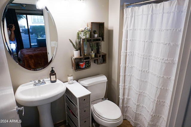 bathroom with curtained shower and toilet