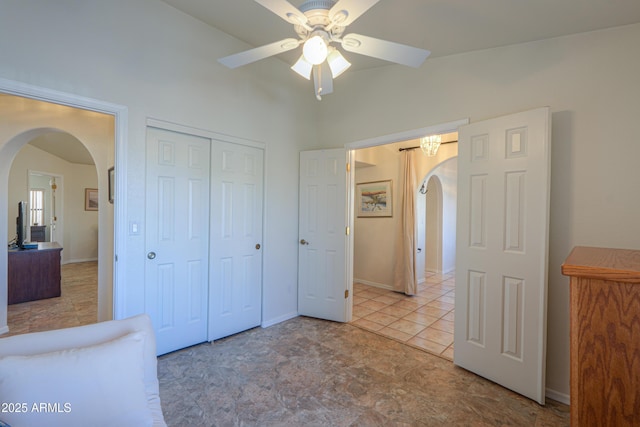 unfurnished bedroom featuring ceiling fan and a closet