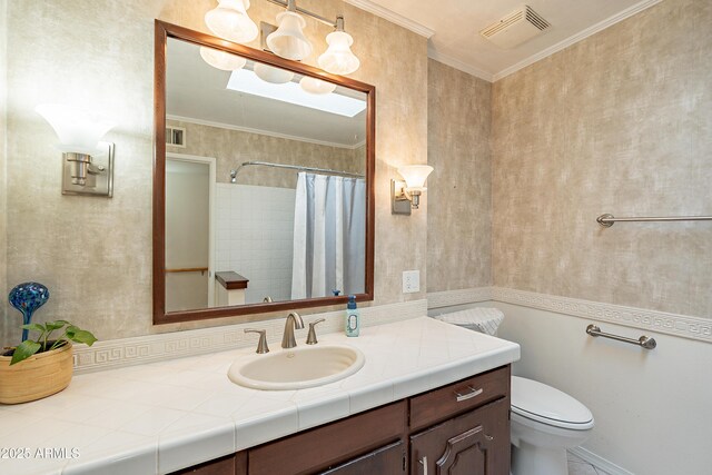 3109 N 81st St, Scottsdale, AZ 85251 - full bathroom featuring toilet, vanity, curtained shower, and crown molding