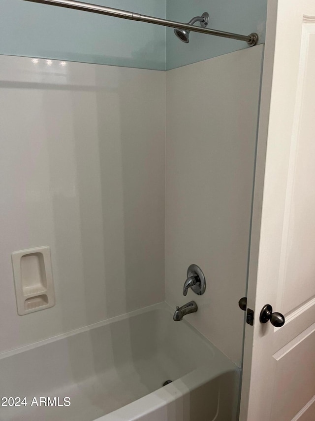 bathroom with tub / shower combination