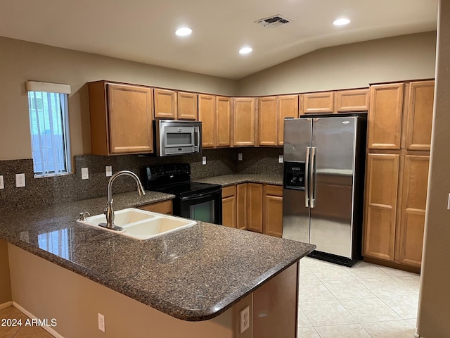 kitchen with lofted ceiling, sink, kitchen peninsula, and stainless steel appliances