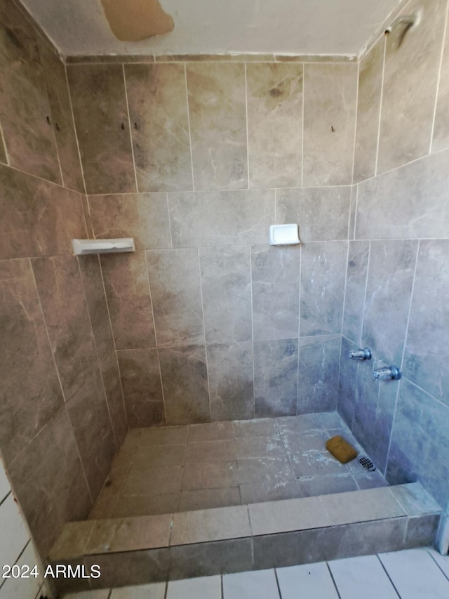 bathroom featuring a tile shower